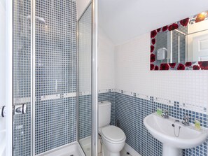 Combined shower/tub, hair dryer, towels - Pretty Holiday Home in Warrington near Walton Garden (Warrington)