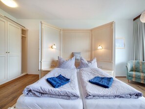 1 bedroom, bed sheets