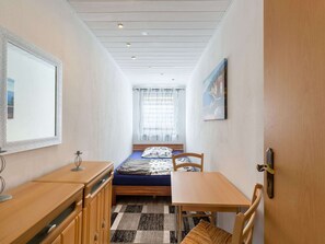 Apartment | 2 bedrooms, individually furnished, iron/ironing board, bed sheets