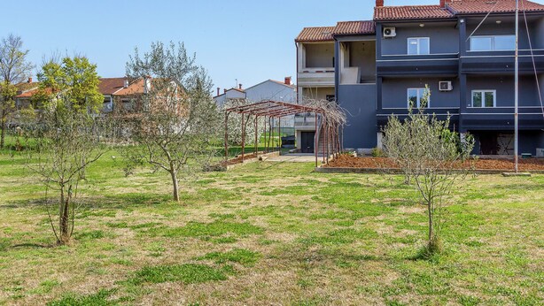 Property grounds - Quaint Apartment in Pula With Garden (Pula)
