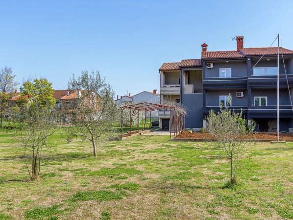Property grounds - Quaint Apartment in Pula With Garden (Pula)