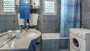 Bathroom - Quaint Apartment in Pula With Garden (Pula)