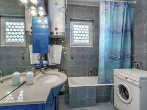 Bathtub, towels - Quaint Apartment in Pula With Garden (Pula)