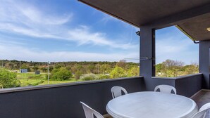 Balcony - Quaint Apartment in Pula With Garden (Pula)
