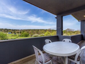 Balcony - Quaint Apartment in Pula With Garden (Pula)