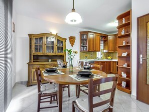 Dining - Quaint Apartment in Pula With Garden (Pula)