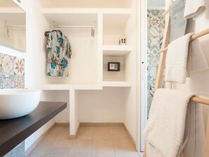 Shower, hair dryer - Lovely Holiday Home in Favignana Next to the sea (Favignana)