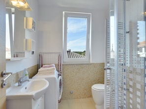 Shower, towels - Modern Apartment Near the Beach and the Center of Pula (Pula)