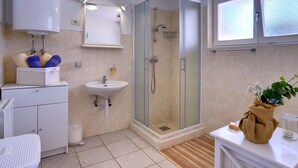 Shower, towels - Boutique Holiday Home in Pula With Terrace (Pula)