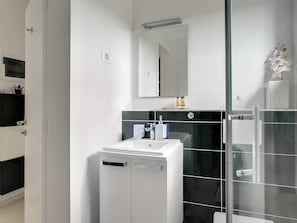 Bathtub, towels