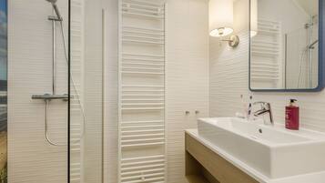 Shower, hair dryer, towels