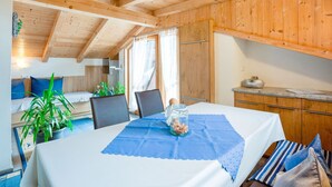 Dining - Panoramic Mountain-view Apartment in Matrei With Garden (Matrei in Osttirol)