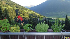 Balcony - Panoramic Mountain-view Apartment in Matrei With Garden (Matrei in Osttirol)