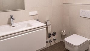 Shower, towels - Luxury Apartment With a View Over the Ossiachersee (Treffen)