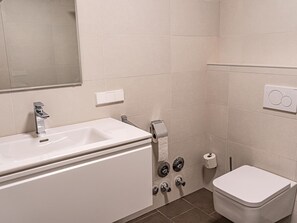 Shower, towels - Luxury Apartment With a View Over the Ossiachersee (Treffen)