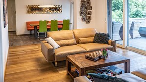 Living room - Luxury Apartment With a View Over the Ossiachersee (Treffen)
