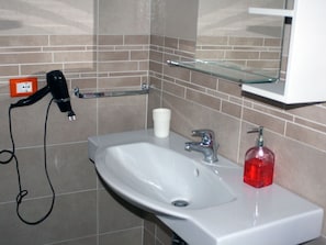 Shower, hair dryer, towels