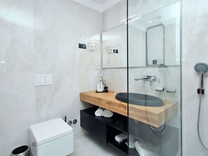 Shower, towels - Luxurious Apartment With Private Pool and sea View in Crikvenica (Crikvenica)