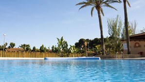 Outdoor pool - Bungalow With air Conditioning and Terrace Near the Beach (Cambrils)