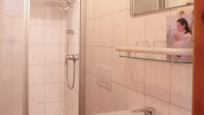 Buồng tắm vòi sen, khăn tắm 