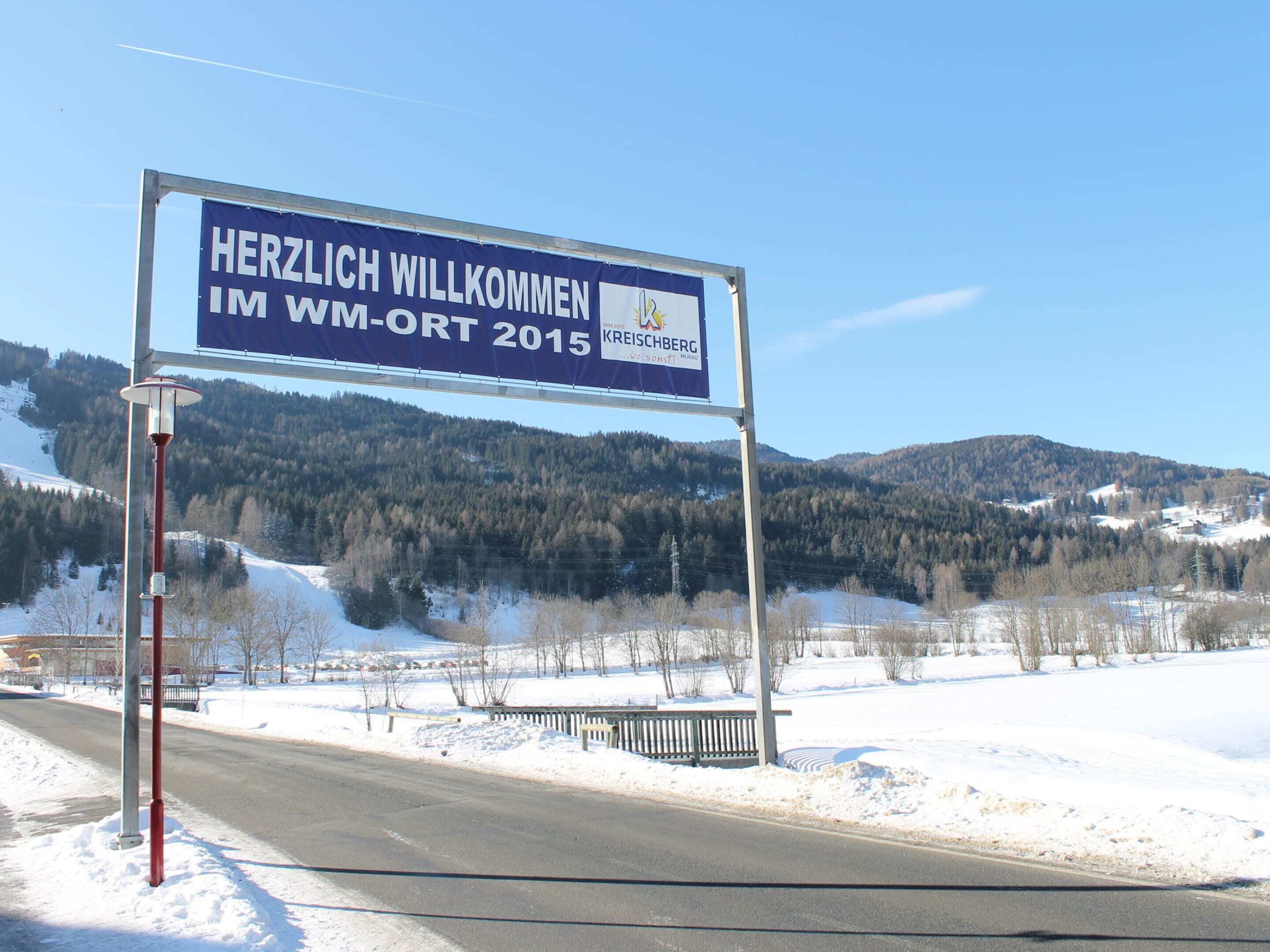 Letrero de bienvenida para WM-Ort 2015 en Kreischberg.
