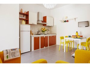 Fridge, coffee/tea maker - Sun-kissed Apartment in Santa Maria del Focallo Next to Sea (Ispica)