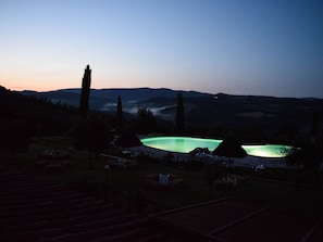 Zona de piscina con vista despejada del paisaje circundante, incluyendo colinas y árboles.