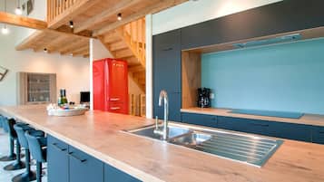 Casa | Cocina privada | Refrigerador y periquera