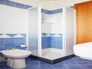 Shower, hair dryer, towels - Delightful Apartment in Santa Maria del Focallo near Beach (Ispica)