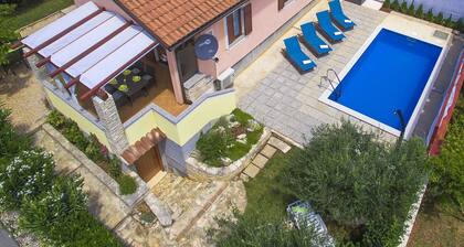 Nice Holiday Home with Private Pool near Umag & Beach