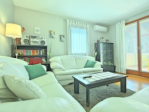 Living room - Nice Holiday Home with Private Pool near Umag & Beach (Umag)