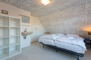 Apartment | 3 bedrooms, individually furnished, bed sheets