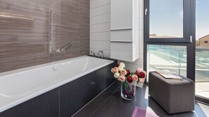 Bathroom - Spacious Luxury Villa With a Private Swimming Pool, 5 Bedrooms, Near Porec and the Beach (Kastelir-Labinci)