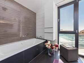 Bathtub, towels - Spacious Luxury Villa With a Private Swimming Pool, 5 Bedrooms, Near Porec and the Beach (Kastelir-Labinci)