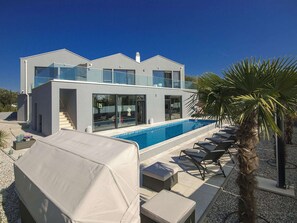 Exterior - Spacious Luxury Villa With a Private Swimming Pool, 5 Bedrooms, Near Porec and the Beach (Kastelir-Labinci)