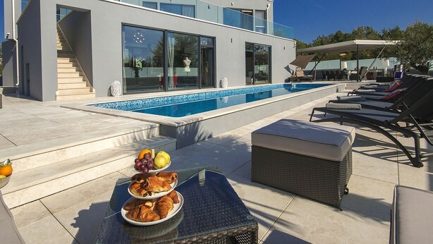 Exterior - Spacious Luxury Villa With a Private Swimming Pool, 5 Bedrooms, Near Porec and the Beach (Kastelir-Labinci)