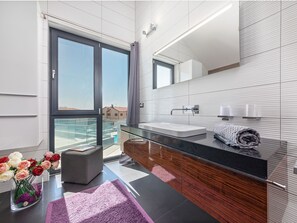 Bathtub, towels
