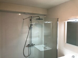 House | Bathroom - Snug Holiday Home in Huissen near Center (Huissen)