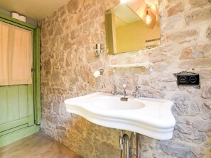 Bathroom - Holiday Home in Philippeville With Garden (Philippeville)