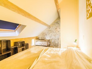 3 habitaciones, muebles diferentes y ropa de cama 