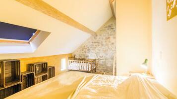House | 3 bedrooms, individually furnished, bed sheets