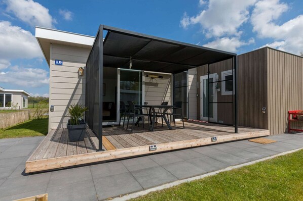 House | Outdoor dining - Brand New Chalet Near the Oosterschelde (Heinkenszand)