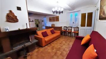 3 bedrooms, bed sheets