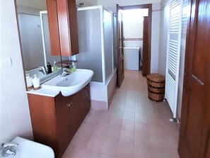 House | Bathroom | Shower, towels