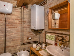 Shower, towels - Plushy Holiday Home in Morrovalle With Pool & Stunning Views (Morrovalle)
