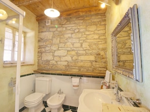 Bathtub, hair dryer, towels