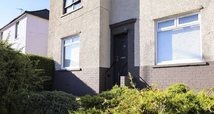 Central Holiday Home in Bathgate near Nature Reserve