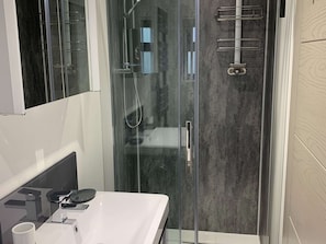 Shower, towels - Relaxing Holiday Home in Plymouth near Jennycliff Beach (Plymouth)