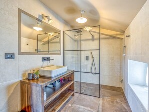 Shower, hair dryer, towels - Renovated Stone Villa in Istrian Style With Private Pool and Whirlpool for 12 People (Sveti Lovrec)