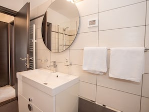 Combined shower/tub, towels